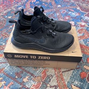 NWOB 8.5 Black Nike Free TR8
Women's Gym/HIIT/Cross Training Shoe